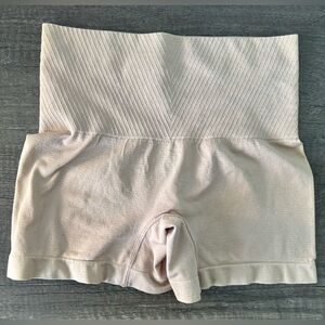 Skinny girl shaping seamless cream short Size Small